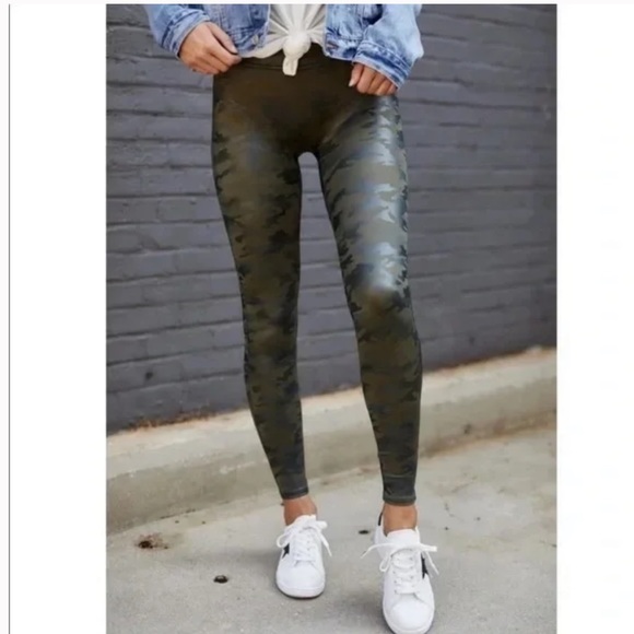 SPANX Pants - SPANX Leggings Faux Leather Matte Green Camo Leggings Style# 20185R Size Small